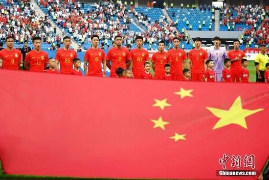 朋友巨乳迷人的妻子